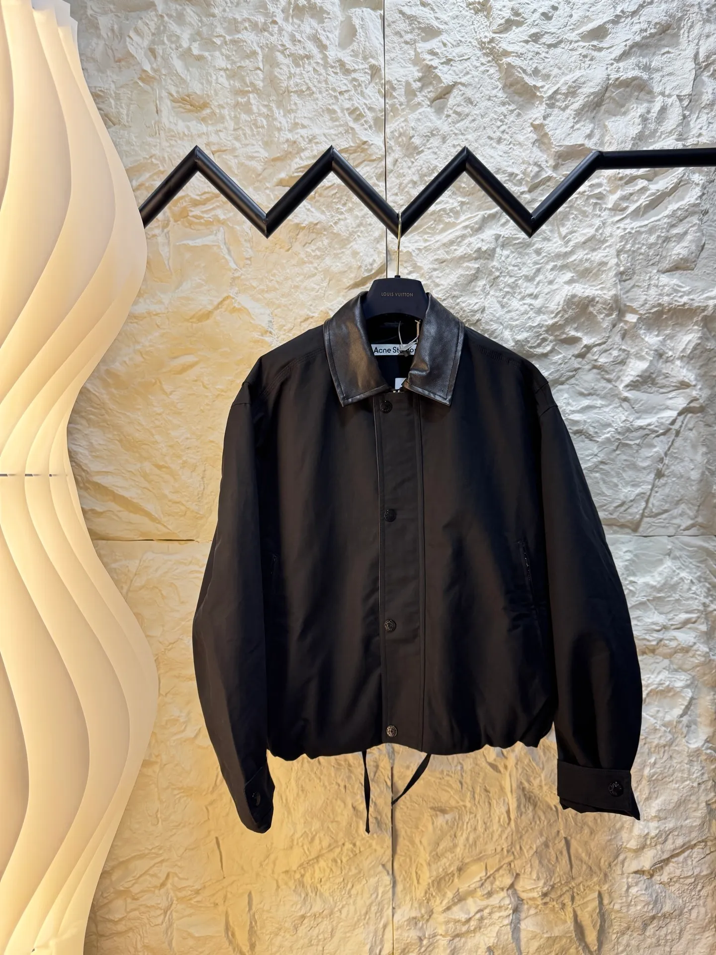 Acne Studios 25FW leather logo twill jacket ●Purchased and developed by Authentic 9500 ●100% fine cotton high-density plain woven fabric ●Cotton twill woven lining ●Padding Washed cotton ●Merry PU leather ●Template embroidery ●Fabrics enzyme wash ●Customized 1:1 leather tag ●Customized 1:1 buttons ●Customized 1:1 zipper ●Customized 1:1 rope ●Customized 1:1 trademark ●Loose fit ●Size: 42 44 46 48